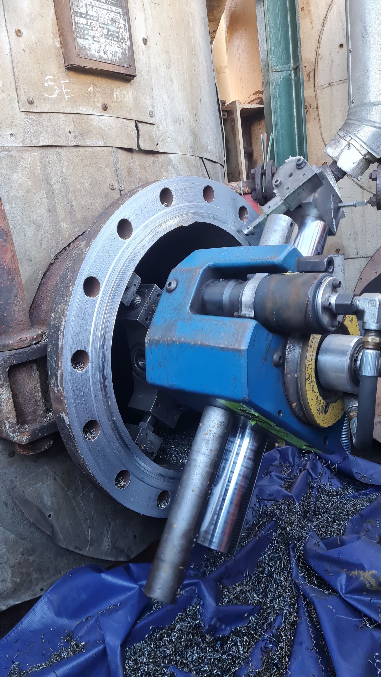 Máquina de rectificado de flanges montada in situ